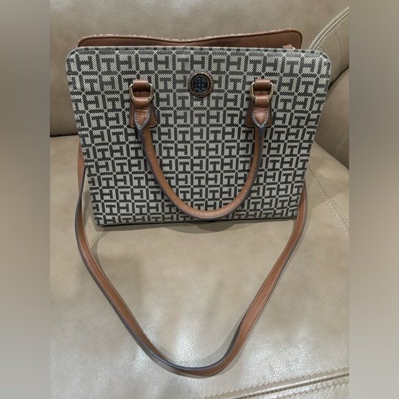 Tommy Hilfiger Handbags - Tommy Hilfiger crossbody bag